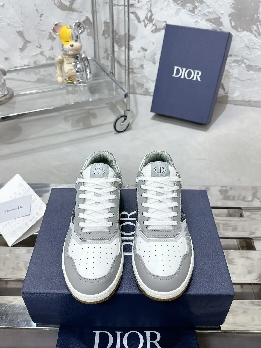 👟👟Ex-factory price 480👟👟 Dior Dior B27 series Couple model Presbyopia Stone pattern Casual sports shoes Sneakers Original purchase development and production This B27 low-top sports shoes are new products in the series and continue Dior's classic style. Crafted from white and gray smooth calfskin, it features white Oblique Galaxy printed leather panels on the sides. The "CD Icon" shaped shoelace eyelets are clever and delicate, and the two-color rubber sole, rear collar and heel are all equipped with the brand's iconic details to enhance the style. Fashionable and versatile, it can complement any look. Exquisitely packaged at the delivery counter🛍📦 ▪️Fabrics: Original customized calfskin + Oblique floral fabric ▪️Inner lining: Customized breathable lining ▪️Outsole: Original molded T👟👟Ex-factory price U combination outsole ▪️Sole thickness: 3CM ▪️Size: Women's code 35-41 / Men's code 38-45